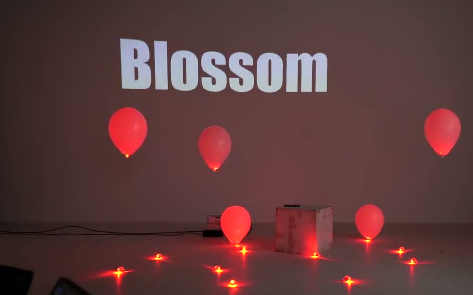 BLOSSOMを入れた風船が赤く光って浮かぶ様子（製品紹介動画より）